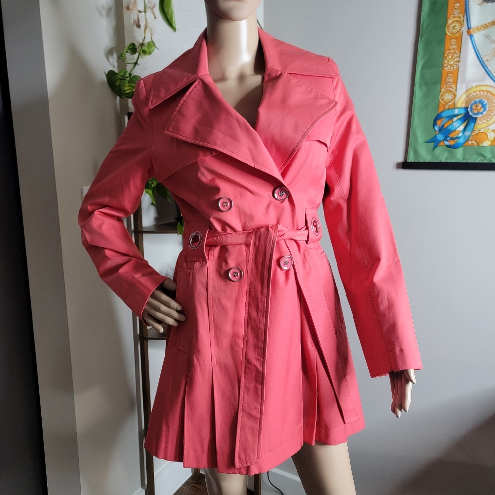 Elegant trench coat with belt
